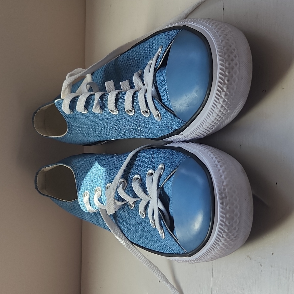 Blue canvas converse size mens 11 or womens 13